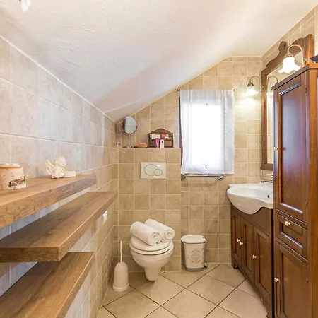 Chalet Bahor Heritage Stay & Jacuzzi - Happy Rentals