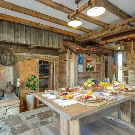Chalet Bahor Heritage Stay & Jacuzzi - Happy Rentals